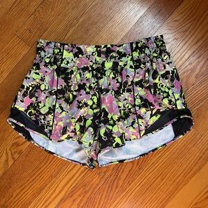 Lululemon Hotty Hot Low Rise 2.5” Infected Highlight Yellow/Multi Black, 8